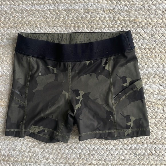 Camo lululemon running shorts with pockets - Picture 1 of 2
